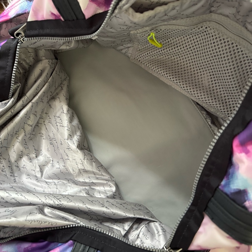 Lululemon duffle in Blooming Pixie print NEW NWOT rare!! - Picture 7 of 12